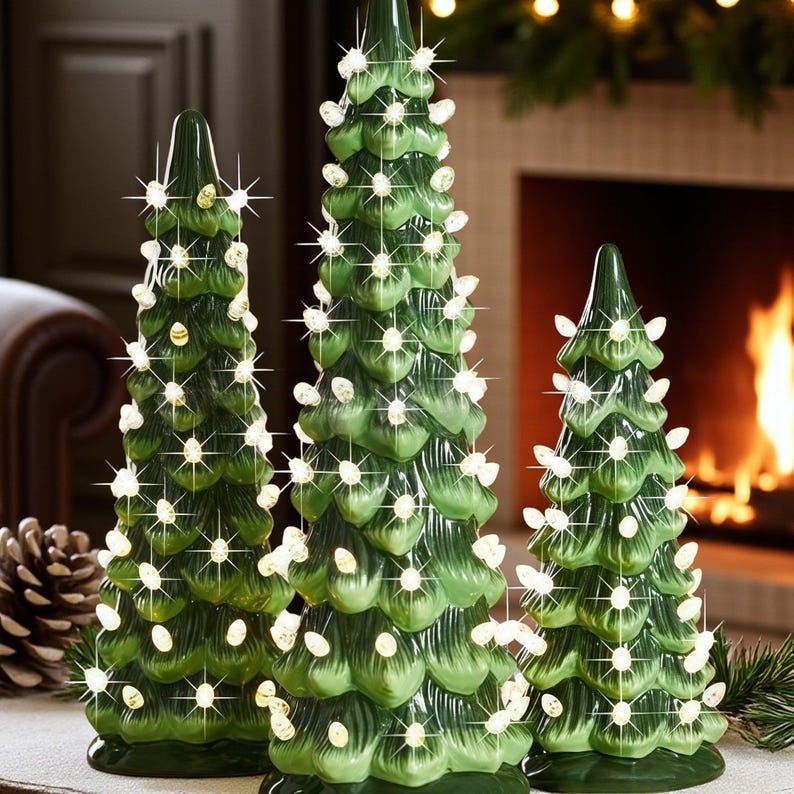 شجرة عيد الميلاد المضاءة المصنوعة من الراتنج العتيق: ديكور عطلة مطلي يدويًا 